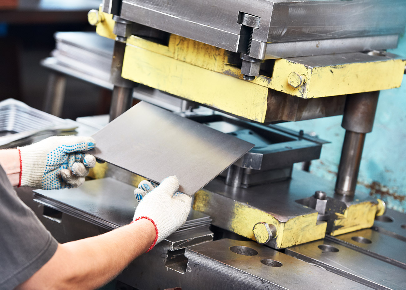 Photo de couverture de la machine d'emboutissage profond